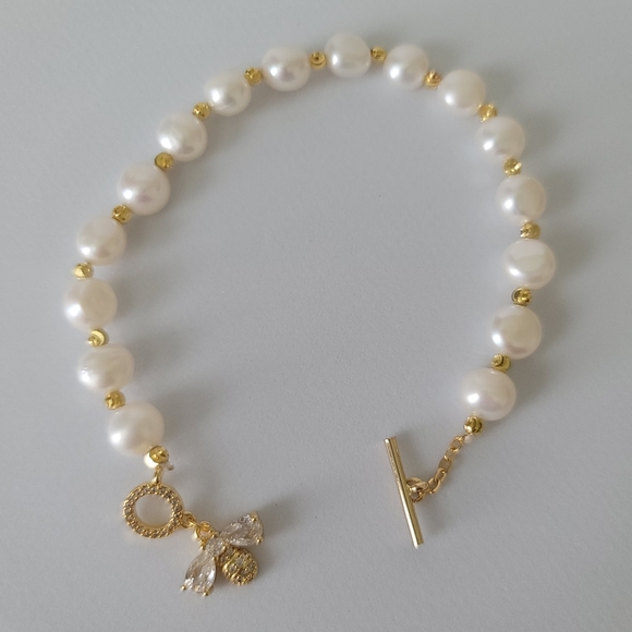 Freshwater Pearl Bracelet with Bee Charm - Picture 4 of 7